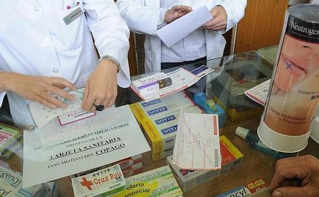 Salud ayuda a pagar sus medicinas a más de 17.000 guipuzcoanos, que reciben una media de 32 euros cada uno